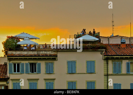 Toits de bâtiments le long de la Piazza di Santa Maria Novella. Banque D'Images