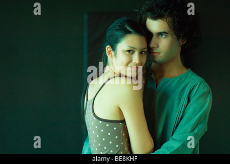 Couple ensemble, woman smiling over shoulder Banque D'Images