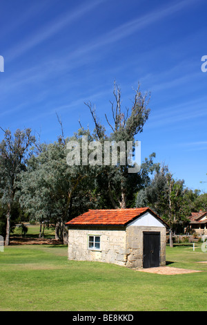 Cottage Farm House versé dans l'été Banque D'Images