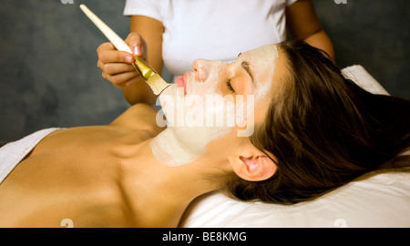 L'application masseuse Maschera Mela (Masque de miel) à un client à l'Helvetia Spa dans la ville de Poretta Terme, Emilia-Romagna, Italie Banque D'Images