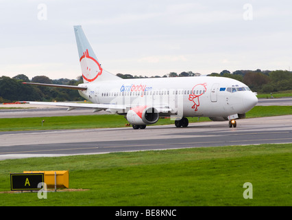 La compagnie aérienne BMI baby avion Boeing 737-3QB G-TOYD roulage après l'atterrissage à l'aéroport Ringway Manchester Angleterre Royaume-Uni UK Banque D'Images