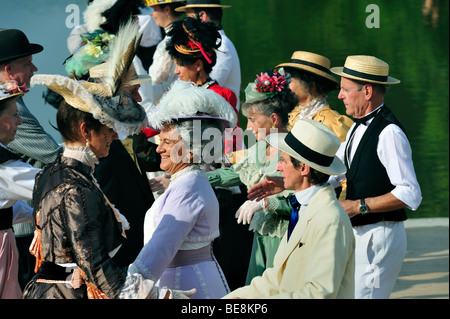 Paris, France - 'Château de Breteuil' Choisel, Groupe de personnes vêtues d'un costume d'époque, danse des portes d'entrée à l'événement de bal de danse , vacances d'été vintage Banque D'Images