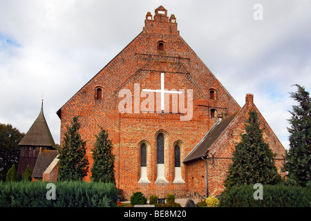 Église Saint Pierre historique à Kappeln avec un clocher séparé, vue arrière, l'île de Fehmarn, Ostholstein, Schlesw Banque D'Images