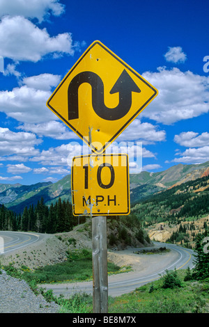 Signe de la courbe sur l'autoroute 550, le Million Dollar Highway à Red Mountain Pass, San Juan Skyway, à l'extérieur de Ouray, Colorado USA Banque D'Images