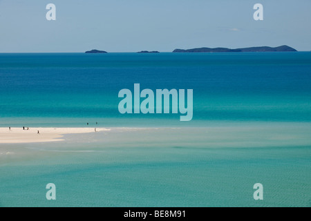 Whitehaven Beach avec les touristes, Whitsunday Island, Whitsunday Islands National Park, Queensland, Australie Banque D'Images