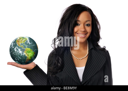 Jeune africain americam Jeune femme tenant le monde Banque D'Images