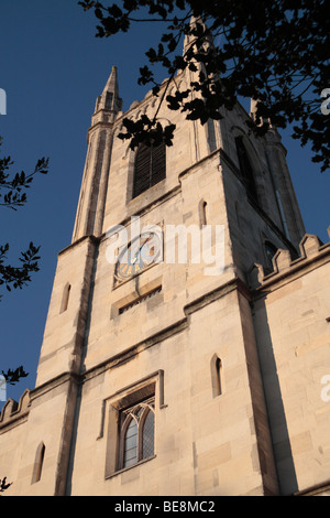 À la recherche jusqu'à la façade de l'église paroissiale de Saint Jean Baptiste, Windsor, Royaume-Uni. Banque D'Images