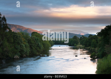 Rivière Spey à la recherche en amont du pont de la route vers les montagnes de Cairngorm, Boat of Garten, Ecosse, Royaume-Uni Banque D'Images