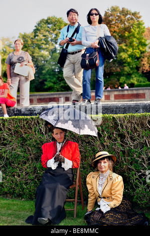 Paris, France - touristes en visite , 'Château de Breteuil', femmes vêtues de costume d'époque, robe de fantaisie, vacances d'été vintage, Retro Banque D'Images