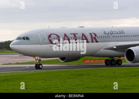 Qatar Airways Airbus A330-302 (X) UN AVION DE7-AEJ roulage après l'atterrissage à l'aéroport Ringway Manchester Angleterre Royaume-Uni UK Banque D'Images