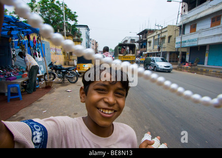 Perles vente Garçon à Hyderabad Inde Banque D'Images