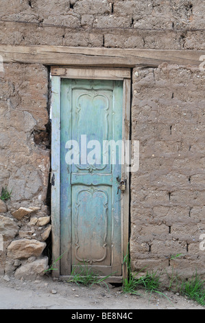 Vieux grungy porte avec des murs texturés Banque D'Images