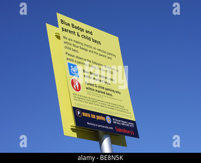 Parking sign jaune Banque D'Images