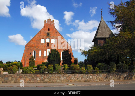 Église Saint Pierre historique à Kappeln avec un clocher séparé de l'île de Fehmarn, Ostholstein, Schleswig-Holstein, district Banque D'Images