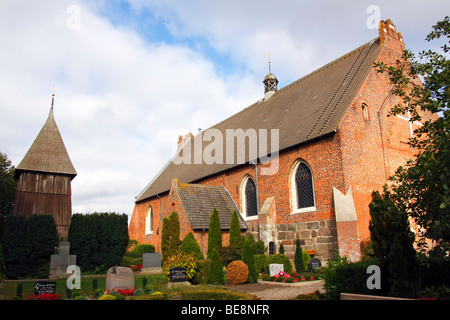 Église Saint Pierre historique à Kappeln avec un clocher séparé, vue arrière, l'île de Fehmarn, Ostholstein, Schlesw Banque D'Images