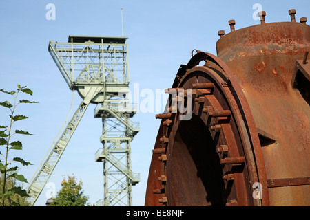 Tour de l'arbre et la rouille des pièces d'outillage de la mine Zeche Zollern Dortmund, en partie de l'itinéraire de la culture industrielle à travers Banque D'Images