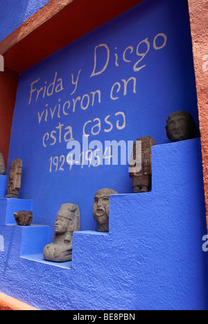 Inscrivez-vous à l'intérieur du Musée Frida Kahlo, également connu sous le nom de la Casa Azul, ou Blue House, Coyoacan, Mexico City Banque D'Images