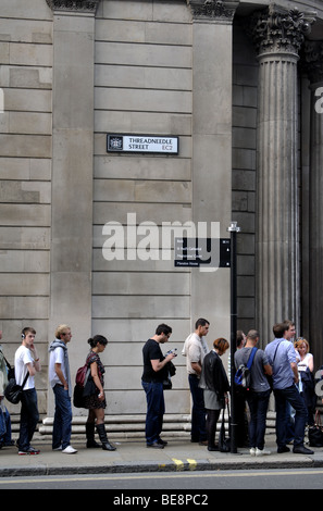 File d'attente hors Banque d'Angleterre au cours de week-end portes ouvertes, London, England, UK Banque D'Images