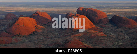 Panorama, vue aérienne de l'Olgas au coucher du soleil, Parc National d'Uluru-Kata Tjuta, Territoire du Nord, Australie Banque D'Images