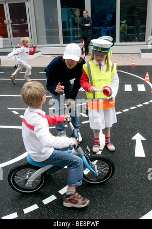 Les enfants qui apprennent les règles de circulation au 63ème Salon International de l'automobile IAA Frankfurt/Allemagne Banque D'Images