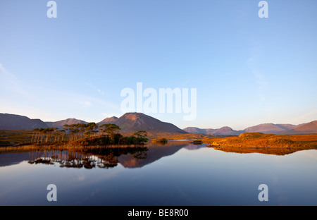 Une vue imprenable sur un parfaitement immobile lochan à Connemara Région de Irlande Banque D'Images