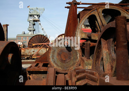 Tour de l'arbre et la rouille des pièces d'outillage de la mine Zeche Zollern Dortmund, en partie de l'itinéraire de la culture industrielle à travers Banque D'Images