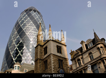 L'église St Andrew Undershaft et le Gherkin, London, England, UK Banque D'Images