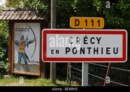 Signe de la route menant à Crécy En Ponthieu, Somme, France avec un signe indiquant la bataille de Crécy, 1346. Banque D'Images