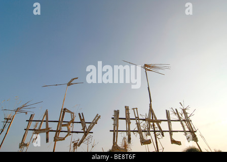 Sculptures en bois et des installations sous la forme d'oiseaux et le lettrage sur le Elbwiese prairie pour le grand feu de joie au cours de la Banque D'Images