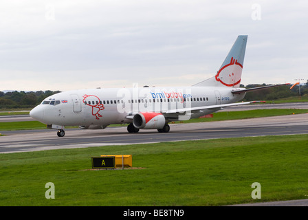 La compagnie aérienne BMI baby avion Boeing 737-3QB G-TOYD roulage après l'atterrissage à l'aéroport Ringway Manchester Angleterre Royaume-Uni UK Banque D'Images