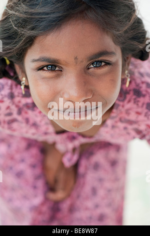 Assez heureux Little Indian girl smiling Banque D'Images