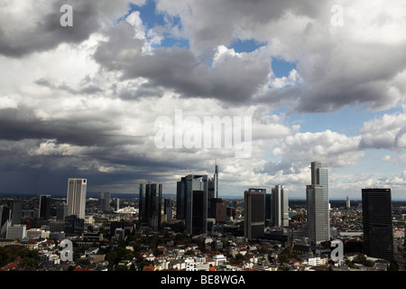 Immeuble de grande hauteur avec des nuages dans le ciel, du quartier financier, Francfort, Hesse, Germany, Europe Banque D'Images