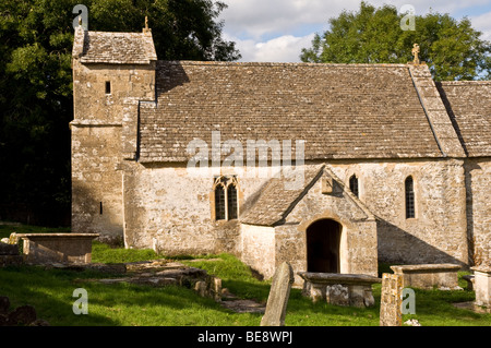 L'ancienne petite église de campagne anglaise, datant de Saxon fois. St Michael's à Dunitsbourne Rous, Cotswolds, Gloucestershire Banque D'Images