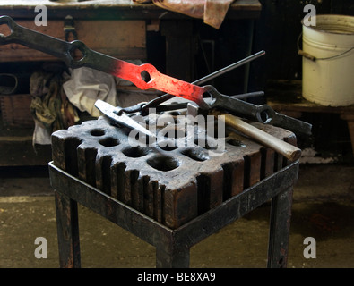 Pièce rougeoyant sur l'établi dans une forge, Berlin, Allemagne Banque D'Images