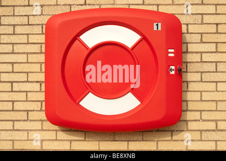 Life bouy sur mur dans une marina Banque D'Images