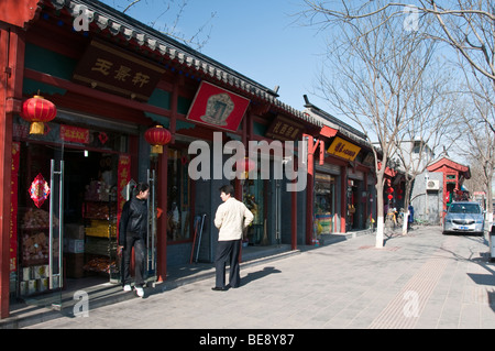 En face de l'Lamma Temple il y a plusieurs magasins qui vendent des produits chinois religions, Beijing, Chine Banque D'Images