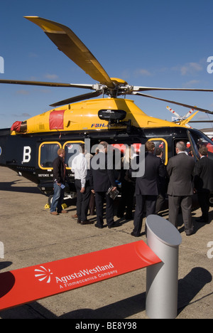 L'hélicoptère AW139 d'AgustaWestland ZR327 de la Défense Helicopter Flying School au salon Helitech Trade Show Duxford Angleterre Royaume-Uni Banque D'Images