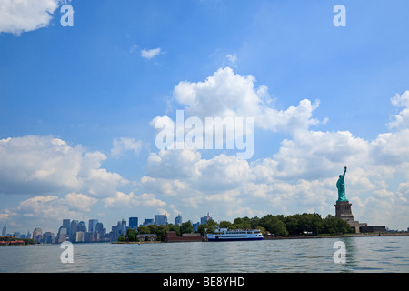 Statue de la Liberté à New York City skyline derrière. Banque D'Images