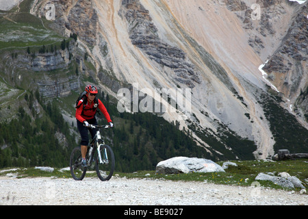 Vélo de montagne sur le col de Limo dans le parc naturel de Fanes-Sennes-Prags, Trentin, Haut-Adige, Italie, Europe Banque D'Images