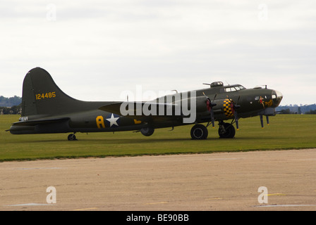 Boeing B-17G Flying Fortress Bombardiers Memphis Belle 124485 sur un tablier à l'Aérodrome de Duxford IWM Angleterre Royaume-Uni UK Banque D'Images