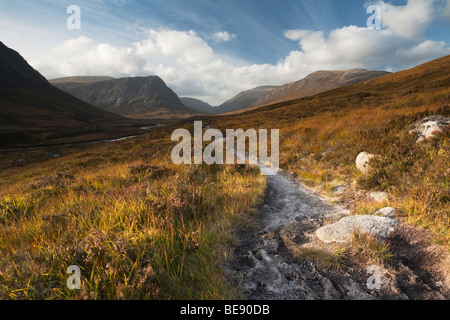 Sentier menant à travers Glen Dee avec Ben MacDui en arrière-plan, les Highlands écossais, UK Banque D'Images