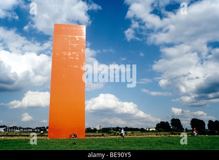 Rheinorange historique, Rhin Orange par Lutz Frisch, stèle orange monumentale à l'embouchure de la rivière Ruhr, Duisburg-Ruhrort, Ru Banque D'Images