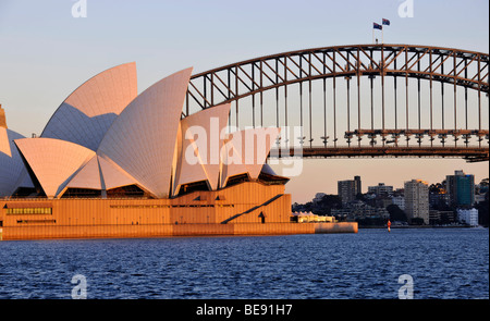 L'Opéra de Sydney, Sydney Harbour Bridge, Kirribilli, au lever du soleil, Sydney, New South Wales, Australia Banque D'Images