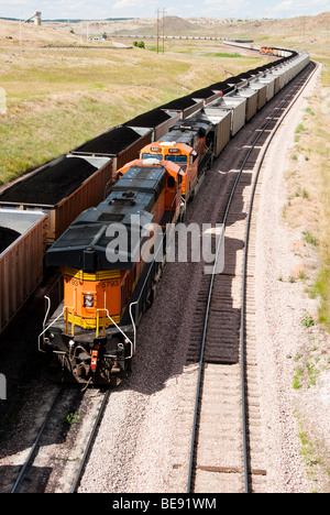 Les wagons chargés de charbon transporté par train de mines à proximité de centrales électriques dans le Wyoming Banque D'Images