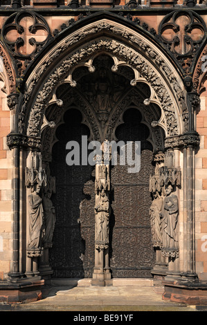 Portail latéral, la façade principale de la cathédrale de Lichfield, décoré, de style gothique anglais, 1256-1340, l'Étroite, Lichfield, Angleterre, Banque D'Images