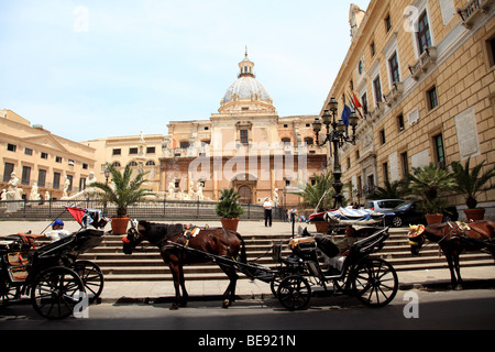 Calèches attendent les touristes par la Piazza Pretoria à Palerme, Sicile Banque D'Images