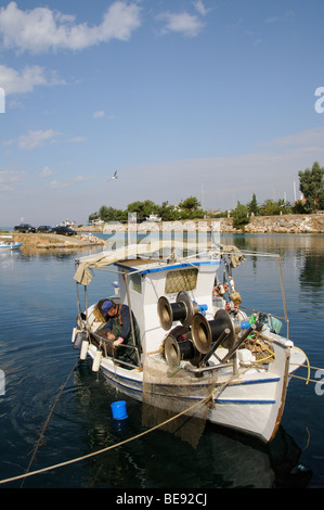 Les pêcheurs et les bateaux de pêche dans le petit village de pêcheurs de Nea Potidea, sur la péninsule de la Chalcidique Grèce du nord de l'UE Banque D'Images