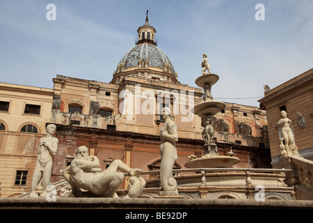 Les figures ornant le Fontana Pretoria dans la Piazza Pretoria à Palerme, Sicile Banque D'Images