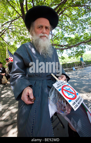 Rabbins Juifs hassidiques contre le sionisme à l'Israël Parade à New York City Banque D'Images