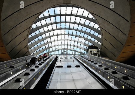 Les escaliers roulants, dôme en verre à la sortie de la station de métro de Canary Wharf, Canary Wharf, les Docklands, Londres, Angleterre, Royaume-Uni, Banque D'Images